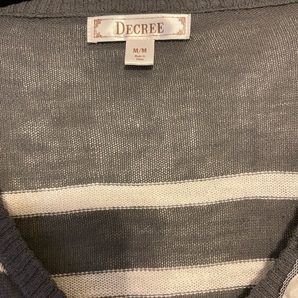 Juniors Size M Decree sweater - Picture 3 of 7